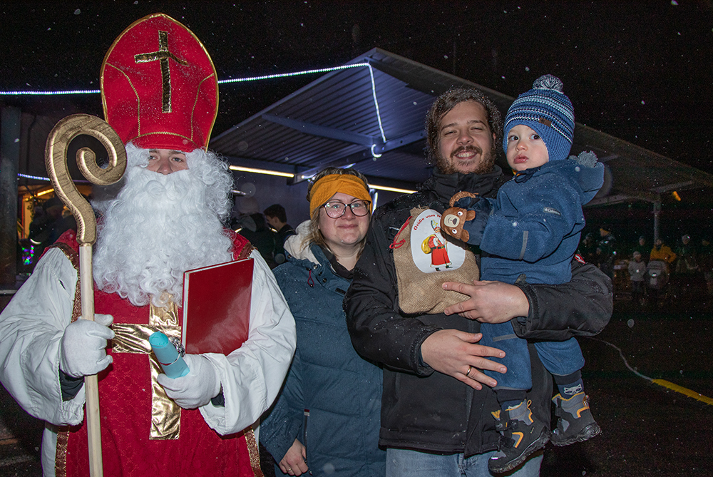 Langzauner Adventmarkt Nikolaus mit Geschenk