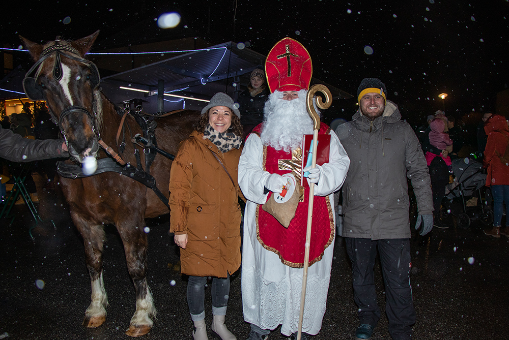 Langzauner Adventmarkt Nikolaus mit Mitarbeiter