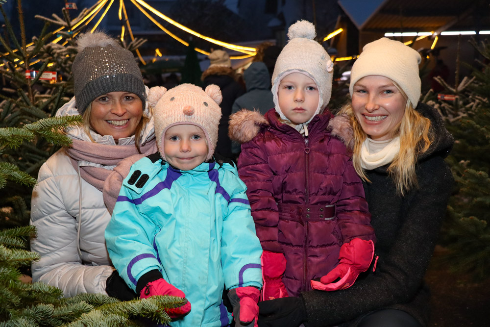 Langzauner Adventmarkt Mütter mit Töchter